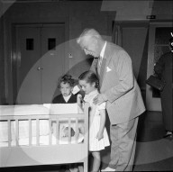 Charlie Chaplin nach Geburt seiner Tochter Jane, mit Eugene und Victoria, 1957