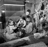 Bauernfamilie feiert Weihnachten; 1960