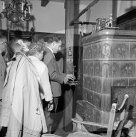 Schloss Wartegg: Interessenten begutachten das zum Verkauf stehende Mobiliar; 1962