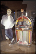 Historische Jukebox mit Pappfigur von James Dean