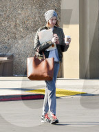 PEOPLE - Whitney Port im Schlabber-Look in L.A. unterwegs