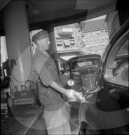 Tankwart beim Auffüllen, 1950