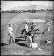 Noble Gesellschaft beim Golfspielen um 1947