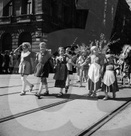 Mädchen am Sechseläuten in Zürich, 1940