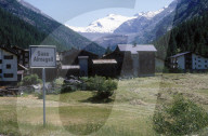 Dorf Saas Almagell, Staumauer im Hintergrund