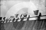 Bundesfeier; Trachtenmädchen halten Kantonsfahnen; 1941