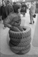 Thun, Verkauf von ausgedientem Material der Armee, junger Mann mit Autoreifen; 1969