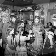 Bauernfamilie feiert Weihnachten; 1960