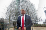 NEWS - Immerhin: Donald Trumps wächsernes Ebenbild traut sich vor die neue Botschaft in London