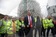 NEWS - Immerhin: Donald Trumps wächsernes Ebenbild traut sich vor die neue Botschaft in London