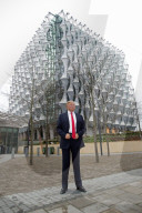 NEWS - Immerhin: Donald Trumps wächsernes Ebenbild traut sich vor die neue Botschaft in London