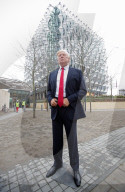 NEWS - Immerhin: Donald Trumps wächsernes Ebenbild traut sich vor die neue Botschaft in London