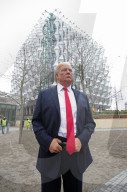 NEWS - Immerhin: Donald Trumps wächsernes Ebenbild traut sich vor die neue Botschaft in London