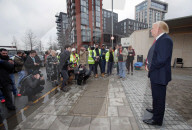 NEWS - Immerhin: Donald Trumps wächsernes Ebenbild traut sich vor die neue Botschaft in London