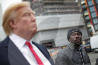NEWS - Immerhin: Donald Trumps wächsernes Ebenbild traut sich vor die neue Botschaft in London