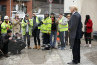 NEWS - Immerhin: Donald Trumps wächsernes Ebenbild traut sich vor die neue Botschaft in London