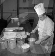 Koch; Behälter füllen in Grossküche; Volksküche; 1941