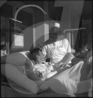 Krankenschwester mit Patient im Spital 1943