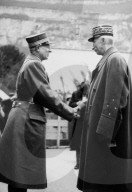 General Daille verabschiedet sich bei Oberst von Tscharner, ca. 1945