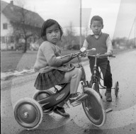 Tibeter Kinder auf Dreirad, Rikon 1967