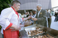 Nobelpreis-Gala ETH-Hönggerberg 2005: Kurt Wüthrich am Wurststand