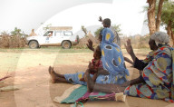 Menschen im Sudan winken Minenspezialisti Remo Sauser zu, 2004