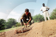 Minenspezialisti Remo Sauser im Sudan, 2004