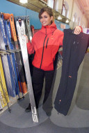 Nadine Vinzens mit Ski und Skikleidern