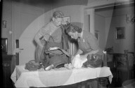 Mobilmachungs-Reportage 1947: Der Einberufene packt mit der Mutter/Frau den Koffer