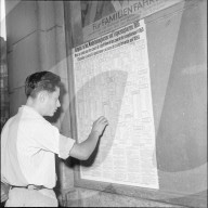 Mann studiert Aufgebotsplakat zum WK, 1955