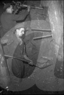 Mineure im Stollen; Sprengloch vorbereiten; 1942