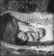 Flüchtling; ungarisches Baby in Korbwagen; 1945