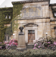 Büste Ludwigs II. von Bayern vor dem Wagnerhaus Wahnfried, Bayreuth 1960