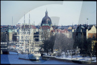 Dreimaster vor Gebäuden Stockholms, 1985