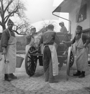 Essen in Kesseln auf Pferdewagen; 1943