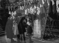 Kriegsende, Fahnenehrung, Fahnen im Bundeshaus;  1945