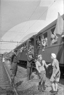 Abreise, Internierte im Zug; Junge Frauen auf Bahnsteig; 1945