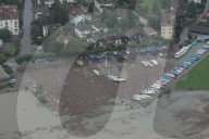 Unwetter 2005: Treibholz bei Brunnen