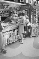 Junge Frau am Kiosk, Zürich 1967