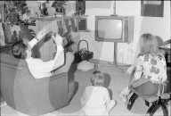 Familie beim Fernsehen 1971