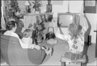 Familie beim Fernsehen 1971