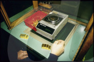 Goldgiesserei Argor; Goldbarren wägen 1987
