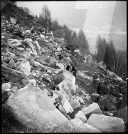 Erdrutsch im Maggiatal; Aufräumungsarbeite, Strasse von Geröll unterbrochen; 1950