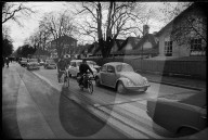 Mittagsverkehr in Thun; Autos und Fahrräder 1971