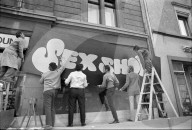 Männer montieren Sex Shop Schild 1971