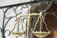 Waage-Symbol vor Bezirksgericht Arbon, 2005