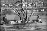 "Frühling" Ende Januar 1971: Alte Menschen geniessen die Sonne