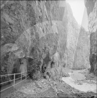 Besucher in Gletscherschlucht in Grindelwald, 1953