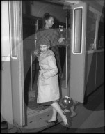 Damen mit "Blick"-Maskottchen, Zürcher Tram 1960
