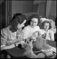 Mädchen stricken zu Gunsten jugoslawischer Kinder, 1942